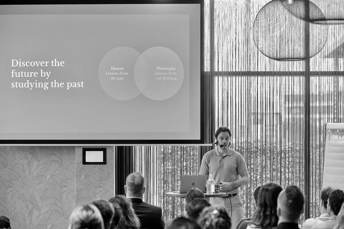 Thomas Damen geeft keynote — Discover the future by studying the past